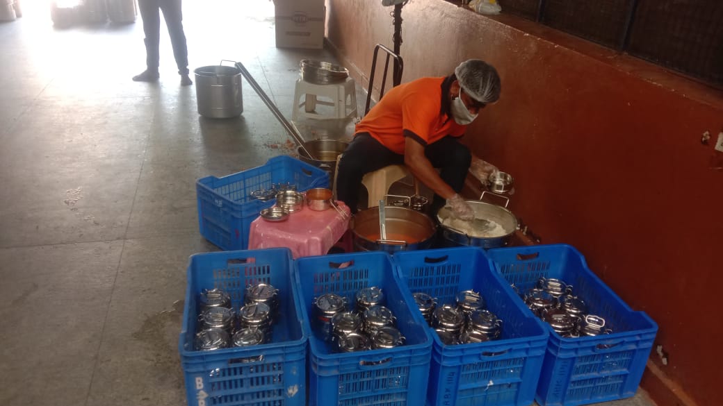 Tej_AnanthKumar's tweet photo. Sending food in stainless steel containers. Maintaining two sets of boxes. Tomorrow while delivering the food, we collect today's empty box. https://t.co/WSlVrsm6VI