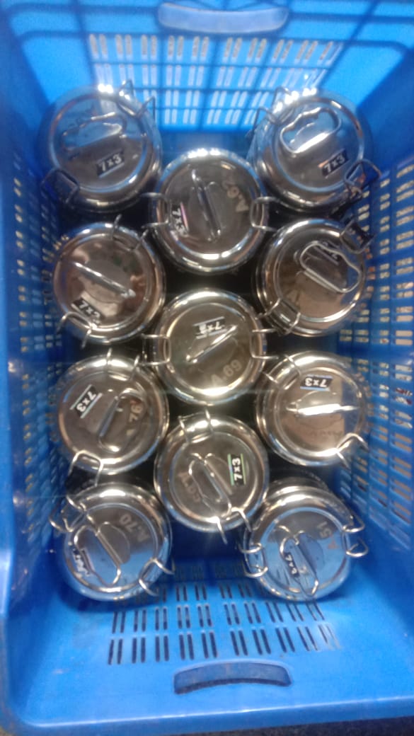 Tej_AnanthKumar's tweet photo. Sending food in stainless steel containers. Maintaining two sets of boxes. Tomorrow while delivering the food, we collect today's empty box. https://t.co/WSlVrsm6VI