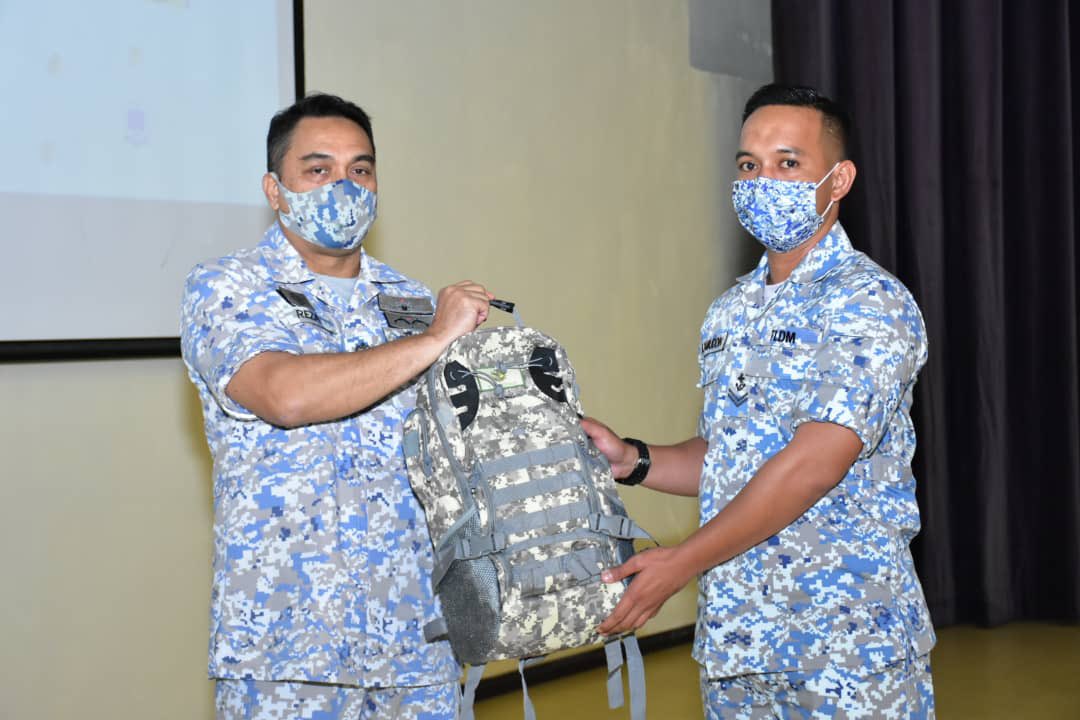 MPA_Timur's tweet photo. #ZiarahKasih 

PTL tiba di @KdSriTawau bagi lawatan #Aidilfitri2021 beliau. Dalam kesempatan sama, beliau turut menyempurnakan penyerahan bungkusan hari raya kpd petugas selain meninjau persiapan raya Rumah #BAKAT serta merasmikan ‘Red Shark Gym’ di sana. 

#NavyNews https://t.co/UNIVsjcIJf