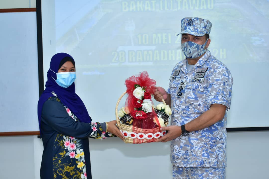 MPA_Timur's tweet photo. #ZiarahKasih 

PTL tiba di @KdSriTawau bagi lawatan #Aidilfitri2021 beliau. Dalam kesempatan sama, beliau turut menyempurnakan penyerahan bungkusan hari raya kpd petugas selain meninjau persiapan raya Rumah #BAKAT serta merasmikan ‘Red Shark Gym’ di sana. 

#NavyNews https://t.co/UNIVsjcIJf