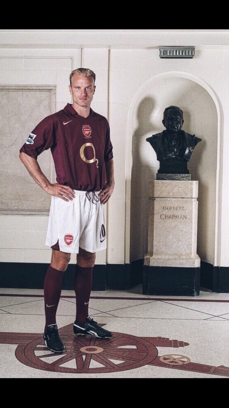 Happy Birthday to the great Dennis Bergkamp who s 52 today. Fitting that our famous number 10 was born on the 10th 