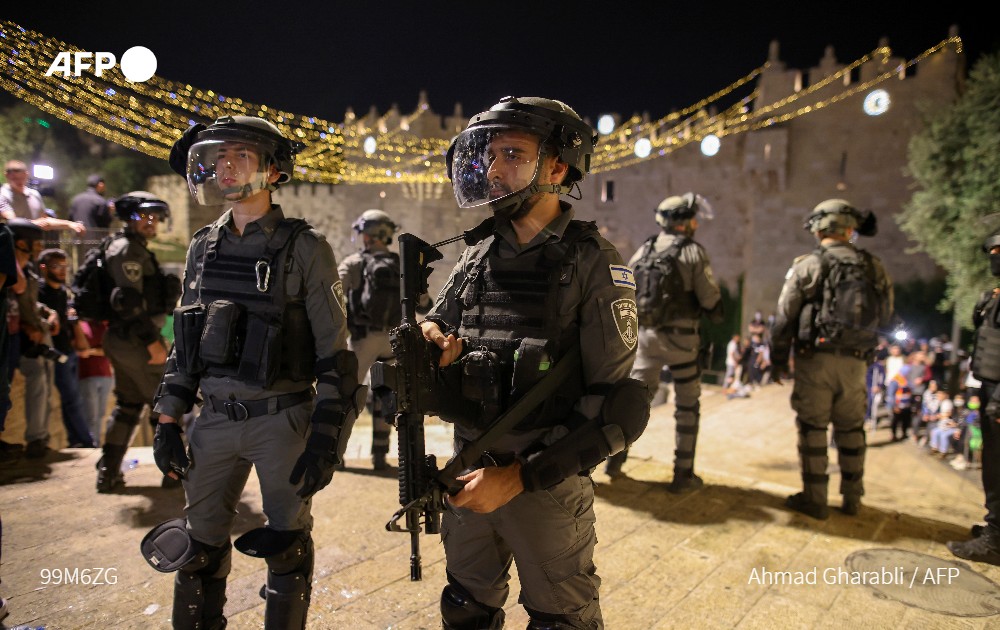  #UPDATES Major clashes break out between Palestinian worshippers and Israeli police near Al-Aqsa mosque compound in Jerusalem,  @AFP correspondent reportsHundreds throw projectiles at security forces who respond with stun grenades, tear gas, rubber bullets