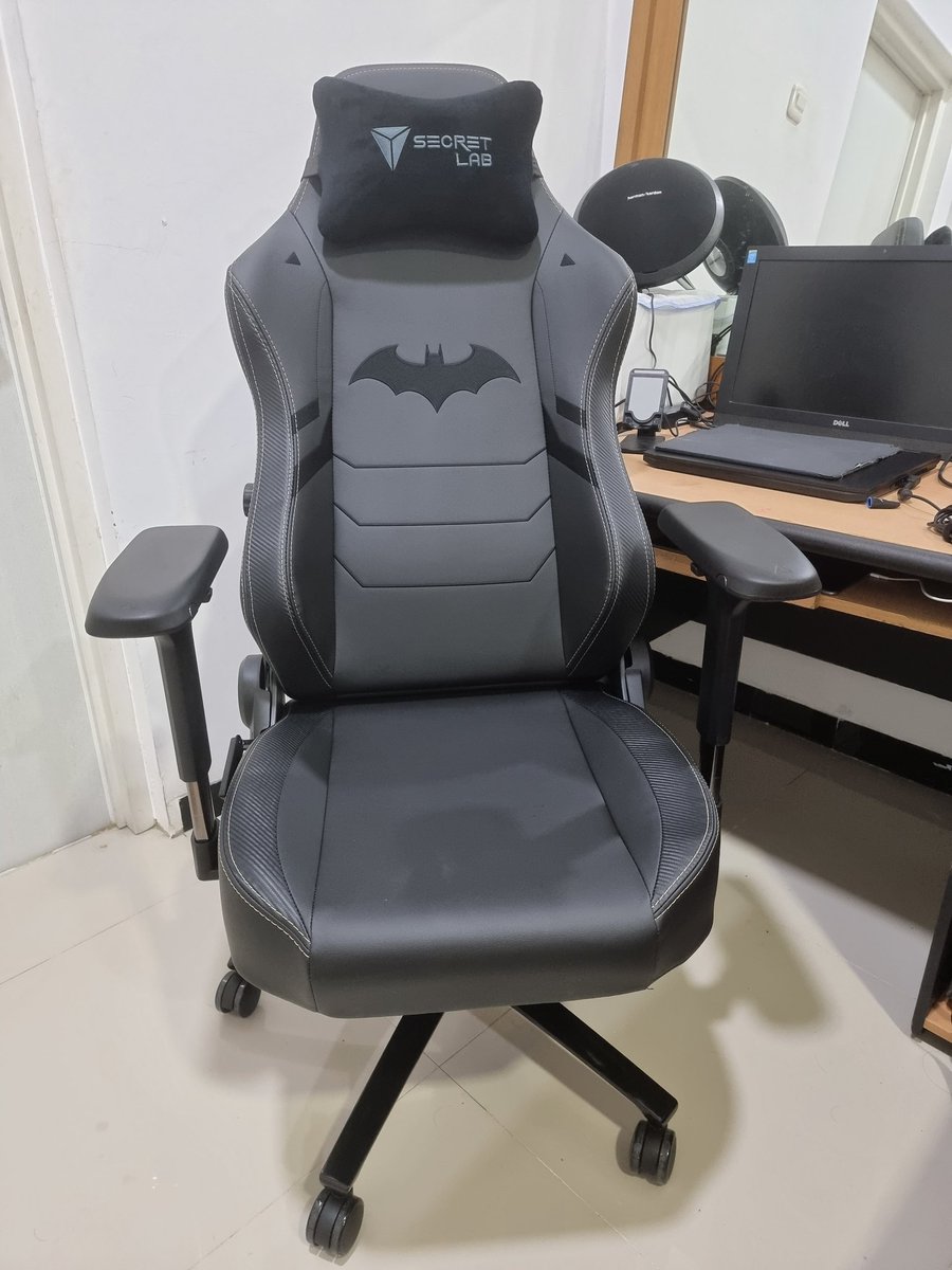 iec13n's tweet photo. Titan Dark Knight akhirnya sampai juga #secretlab https://t.co/FoBdDurU0m