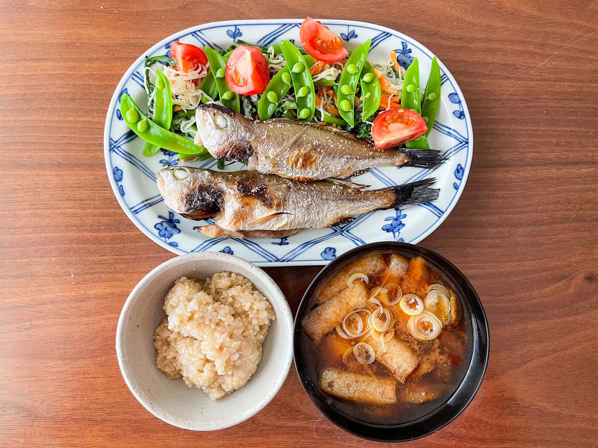 Aya73aya Dailylife 10 May 21 Lunch イシモチの塩焼き 菊菜の胡麻和え ひらきなめこのお味噌汁 緑米 昨日のイシモチ チビなので1匹じゃ足りないと思って 少しお刺身にするはずが忘れた 皮目に程よく塩の粒が残って皮目が美味しい 身は