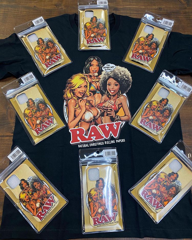 RAWRollingPaper's tweet photo. 人気イラストレーターRockin Jellybean氏のRAWガールズのiPhoneケース、発売中です!iPhone 12/12Pro用。Tシャツもあります!お求めはお近くのRAWお取扱店にて: https://t.co/fmjjO3N8i1
#raw #rawgirls
#rawrollingpappers
#rockinjellybean #erostika #iPhone #iphonecase
@rockinjellybean https://t.co/2yJX3NxhLJ