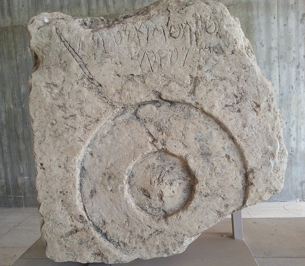 history_of_na's tweet photo. A funerary stella from Volubilis, #Morocco, with Punic inscriptions, dedicated by the son of a suffete to his father who "died happy at the age of 90".
Volubilis started as a Amazigh Neolithic village in the 3rd-1st millennium BC, and became a hub of Punic, then Latin culture. https://t.co/52HfO6O2Ht