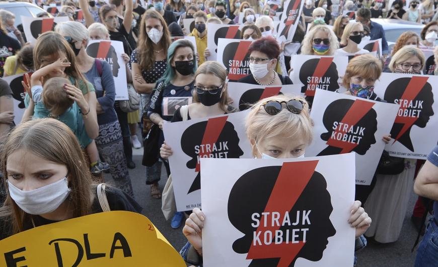 5/Local grps refute gov't claims national law is enuf: "Our system of institutional assistance, such as police or prosecutor's office, is so hostile that many women don't report violence to these institutions."  #Poland  @cpkorgpl  #IstanbulConvention  @coe  https://bit.ly/3vY0biT 