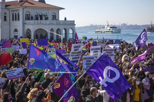 9/ #Turkey president  @RTErdogan's decision to withdraw from  #IstanbulConvention met mass protest. “The convention was a huge source of emotional strength for women”- @KeskinEren1 Authorities often don't protect women from abuse; high femicide rates persist  https://bit.ly/3o1L6tA 