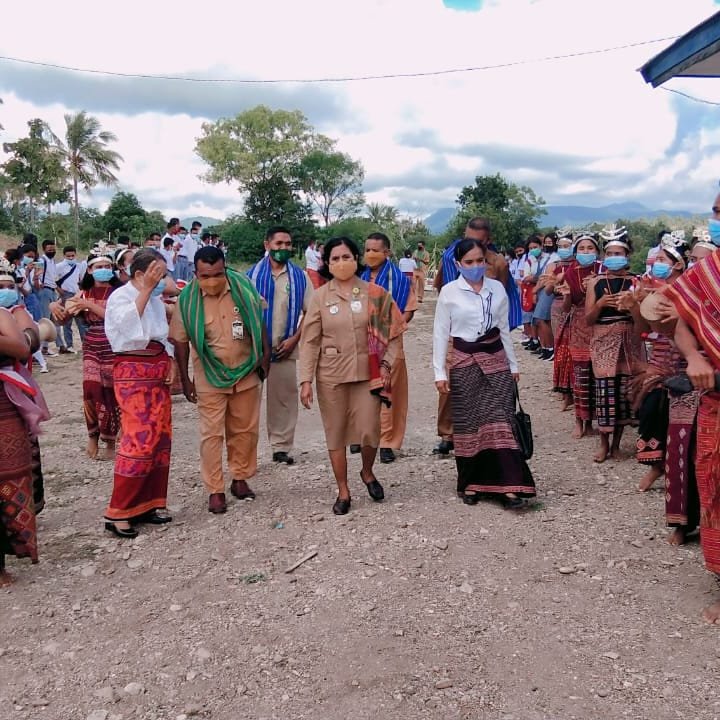 MalakaKab's tweet photo. Kepala Kantor, Dra Yosefina Matilda Neonbeni.,M.Hum membuka Kegiatan MGMP di Aula SMAN Eokpuran pada Senin (10/05/2021) https://t.co/SESwKB1se2