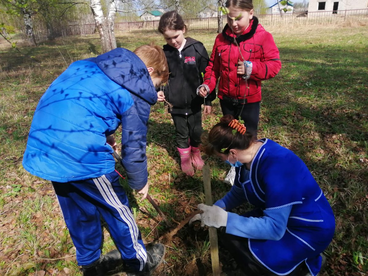 Rodniki_ER's tweet photo. Первичные отделения приняли участие в акциях #СиреньПобеды #СтрофаПобеды #Знатьчтобыпомнить #ОкнаПобеды #EP37, поздравили труженников тыла от местного отделения, пели песни Победы. https://t.co/BMAUI5sXAM