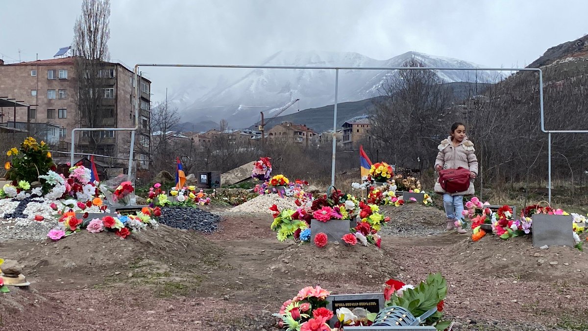 8/8 I'll finish this thread with this photo from  #Armenia town of Goris. I went through the names of soldiers. All of them were younger than me. One of them lived at the nearby house. Just to say that wars do come at great cost. These are not just words. This's about real people.