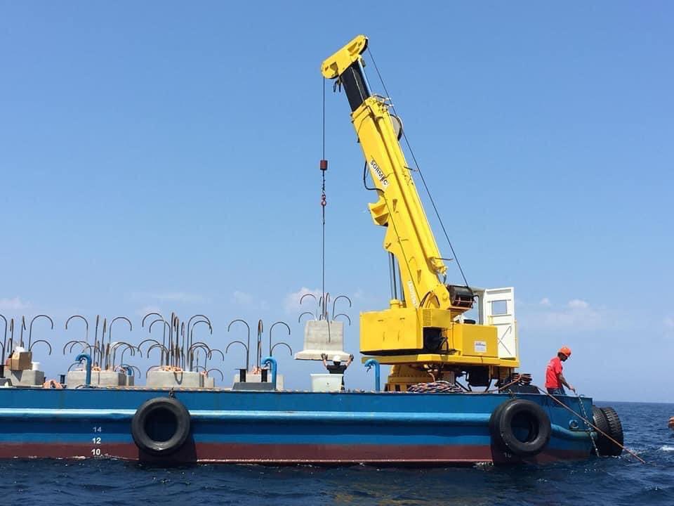 Sicilya Deniz Koruma Teşkilatı yasak yöntemlerle avlanmayı engellemek için sualtı canlılarının yoğun olduğu bölgelere bu koruma betonlarından koymuş. Böylece ağları bu korumalara takılıp paramparça olduğu için kaçak balıkçılar o bölgeye yaklaşmıyor artık! Sanırım bize de şart!