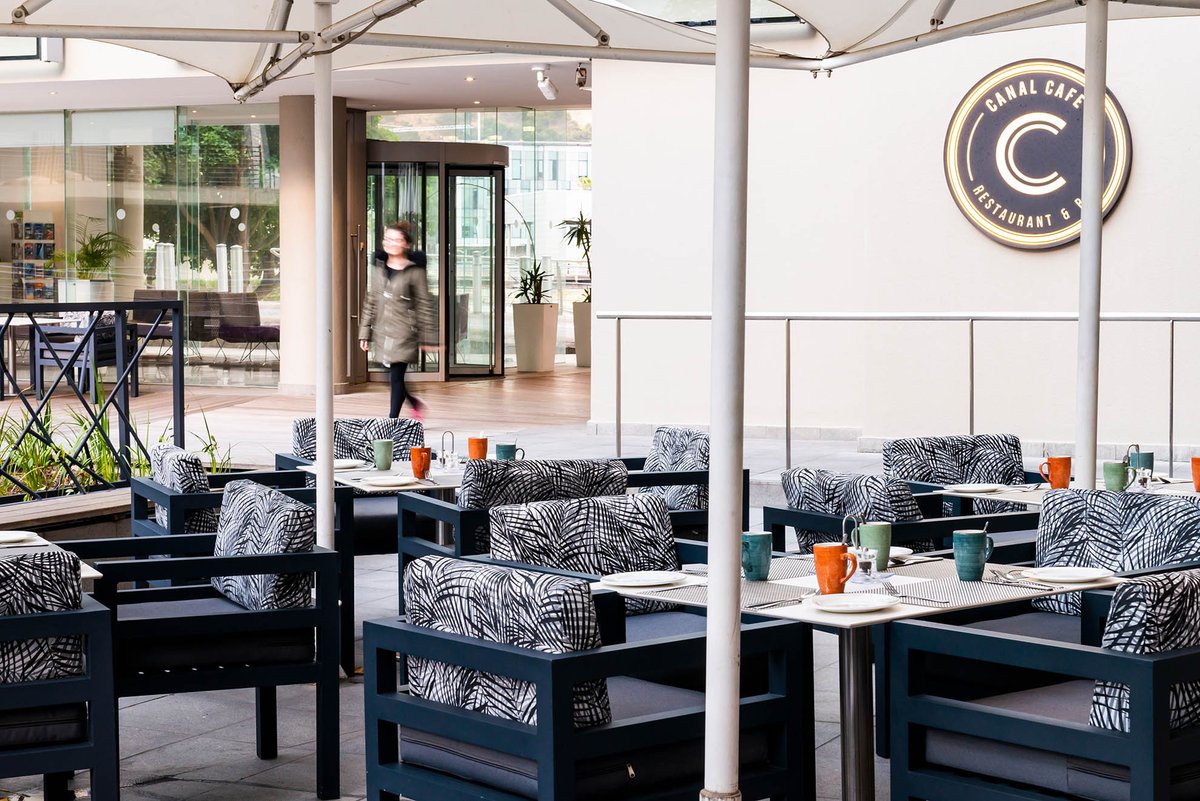 Our stunning glass-styled, Cape Town restaurant offers picturesque views of the Canal and its surrounds.
Guests are invited to indulge in contemporary cuisine, consisting of a variety of delectable dishes that are classic and simple, yet pleasing to even the most discerning diner