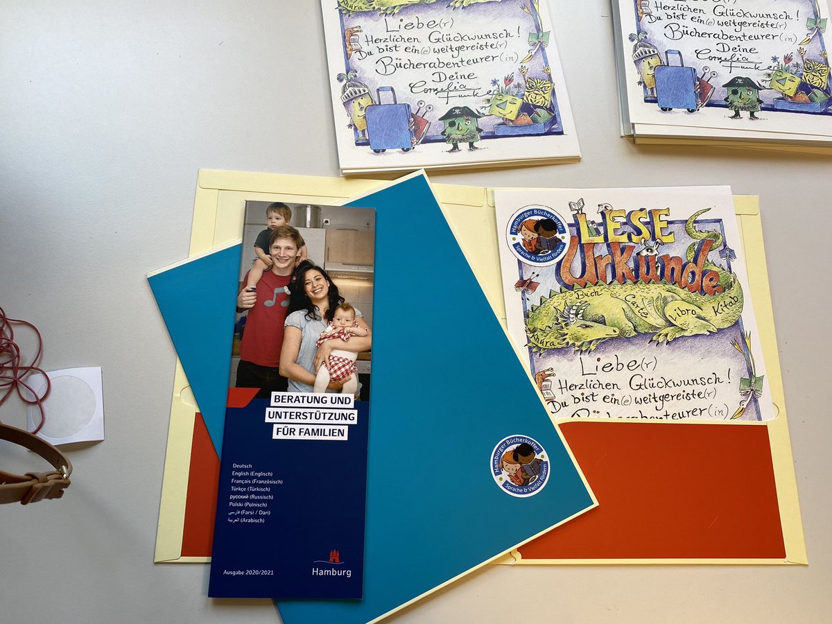 HHbuecherkoffer's tweet photo. Dank unserer ehrenamtlichen Helfer, sind die 2.000 Geschenkbücher, Mappen, Urkunden und BASFI-Flyer bestickert und gepackt. Im Juni erhält jedes Kind zum Programmabschluss sein Buch und seine Mappe. Juchu! #HamburgerBücherkoffer https://t.co/yt4viAEyGA