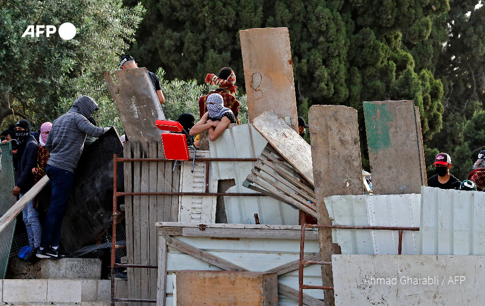  #UPDATE: Hundreds have been wounded in new clashes between Palestinians and Israeli security forces in Jerusalem as a planned march marking Israel's 1967 takeover of the holy city threatens to further inflame tensions http://u.afp.com/UmHu 