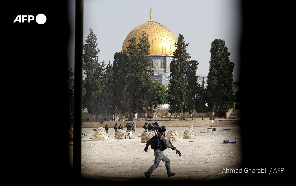  #UPDATE: Hundreds have been wounded in new clashes between Palestinians and Israeli security forces in Jerusalem as a planned march marking Israel's 1967 takeover of the holy city threatens to further inflame tensions http://u.afp.com/UmHu 