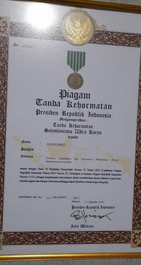 Namanya, Sujanarko, Direktur PJKAKI KPK. Mengabdi di KPK sejak 2004.

Thn 2015, Presiden <a href="/jokowi/">Joko Widodo</a> memberikan penghargaan Satyalancana Wira Karya
sbg tanda kehormatan krn dharma bakti yg besar pd nusa &amp; bangsa.

Skrg namanya masuk list 75 yg tak lolos tes wawasan kebangsaan KPK.