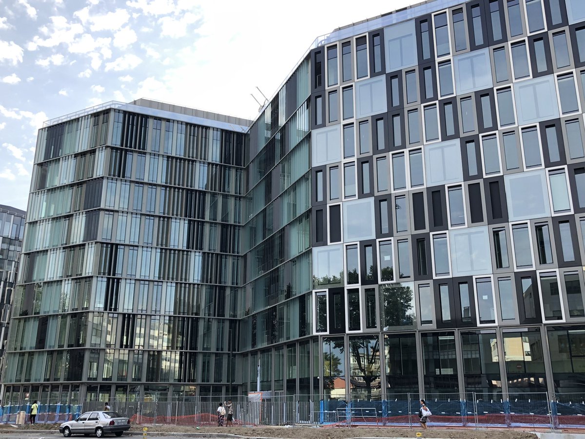 GnsaBagneux's tweet photo. l’ecoquartier Victor Hugo de Bagneux est un bel exemple de bétonnage et bitumage avec ses 135 000 m2 de bureaux pour 1ha d’espaces verts en moins ! #Bagneux #Beton #Bitumage #Immobilier #Climat #Biodiversite #HautsdeSeine #Nature #electionsdepartementales #MarcheClimat https://t.co/1fwCptgLIb