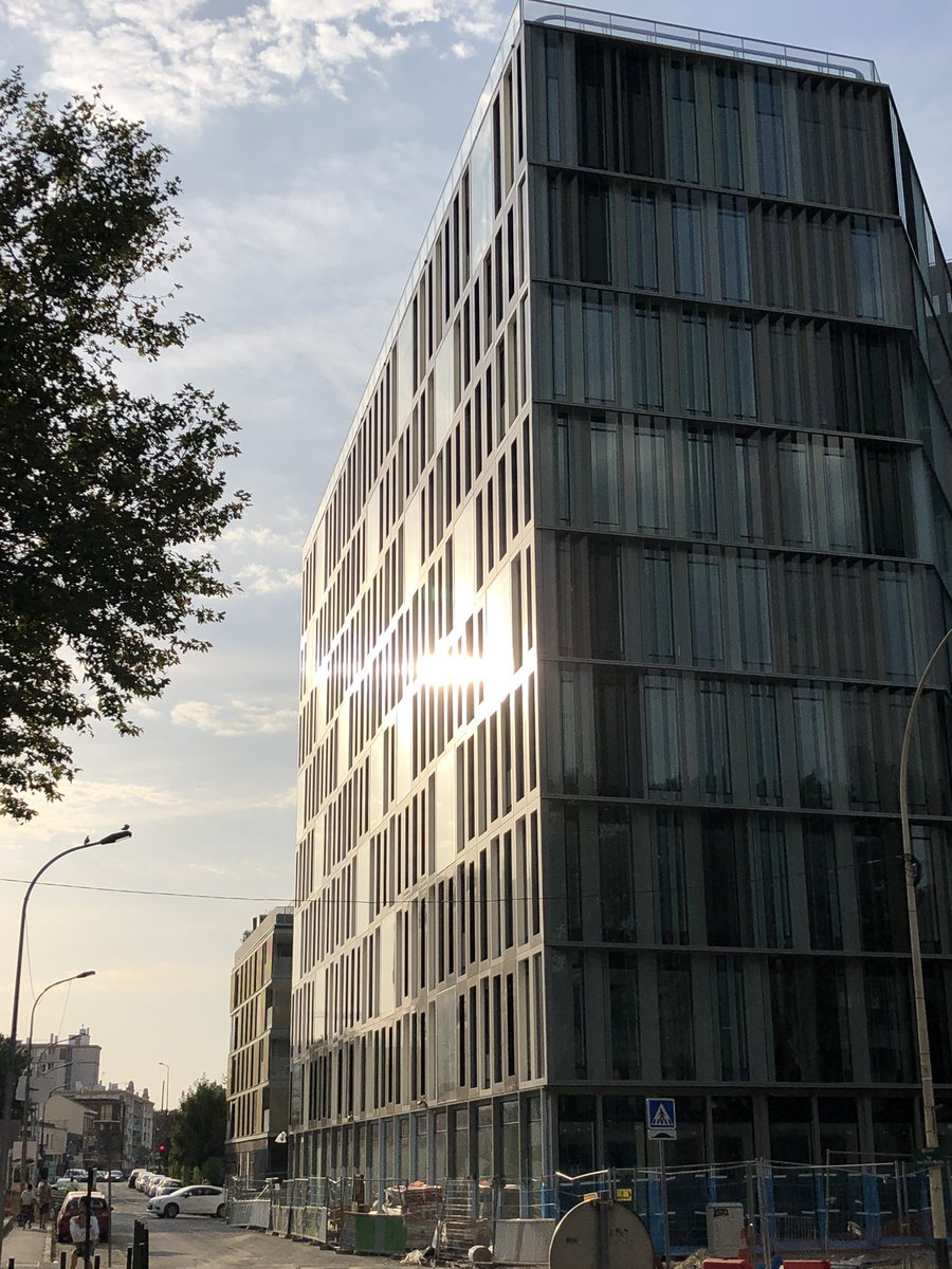 GnsaBagneux's tweet photo. l’ecoquartier Victor Hugo de Bagneux est un bel exemple de bétonnage et bitumage avec ses 135 000 m2 de bureaux pour 1ha d’espaces verts en moins ! #Bagneux #Beton #Bitumage #Immobilier #Climat #Biodiversite #HautsdeSeine #Nature #electionsdepartementales #MarcheClimat https://t.co/1fwCptgLIb
