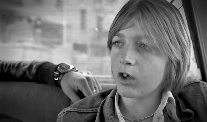 Hace 33 años José Luis Fernández "El Pirri" encontró la muerte en Vicálvaro.

Lejos del mito generacional se fue como muchos otros jóvenes, en un punto de venta de droga del extrarradio de Madrid con la jeringa en el brazo, tenía 23 años. El símbolo de una generación arrebatada.