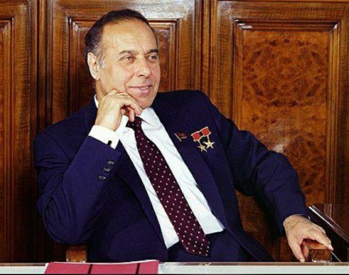 Xaliqquliyef's tweet photo. Dərin hörmət hissi və ehtiramla anırıq🇦🇿❤ #HaydarAliyev98 https://t.co/ZeoPda6XWu