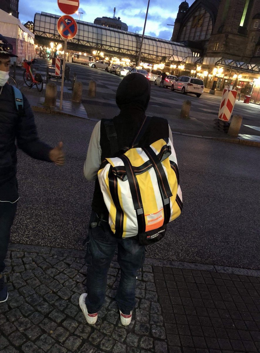 Wir freuen uns immer wieder, wenn uns Bilder erreichen von Menschen, die einen neuen, treuen Begleiter haben. ❤️ #obachtistneonorange