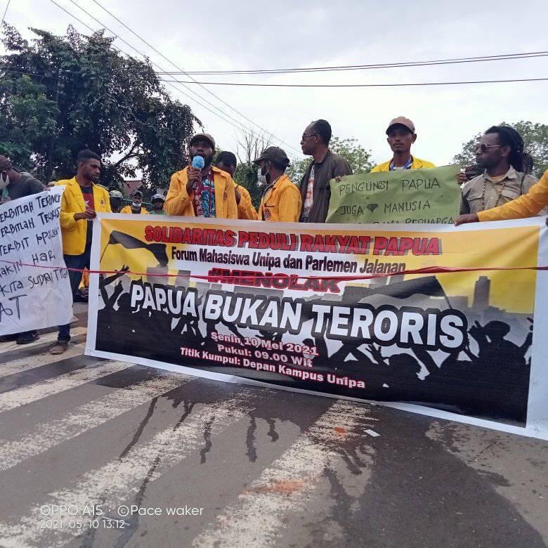 VeronicaKoman's tweet photo. “Papuans are not terrorists”

Manokwari, West Papua https://t.co/gme1WnAH06