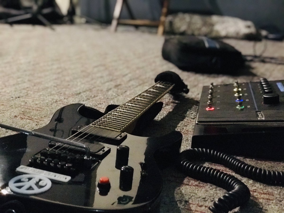 wilfredclint0n's tweet photo. Weapons are ready to launch. 
.
@wiLuminosity 
@JacksonGuitars 
@Line6 
#WilfredClinton #VersatileGuitarist #Luminosity #Art #guitarist #space #jackson #line6 #firehawkfx https://t.co/xdTn8PPW5E