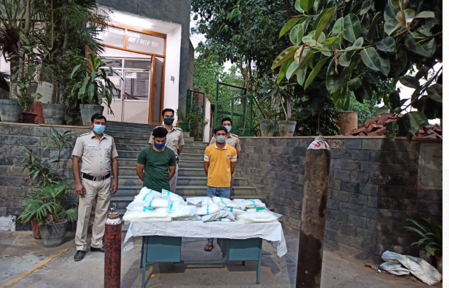 News9Tweets's tweet photo. #Delhi: 2 @CATS_UNION paramedics, who were involved in black marketing of O2 cylinders with CATS Ambulance service, arrested by Ambedkar Nagar police. Accused Pawan remanded to police custody, another accused Vipin arrested. Further investigation is ongoing. #OxygenMafia https://t.co/BHizqBo0OT