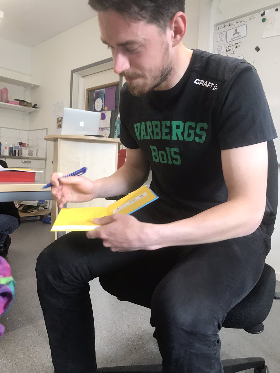 PedagogVarberg's tweet photo. #LäsandeFörebilder på plats i ännu en skola. Robin Tranberg och Joakim Lidner från @VarbergsBoISFC träffade femtio ”tvåor” och läste högt ur boken Åskan av Ulf Stark. Spelarna svarade på elevers frågor om jobb och utbildning samt berättade om livet som fotbollsproffs. ⚽️📚 https://t.co/liyvBQg7SK