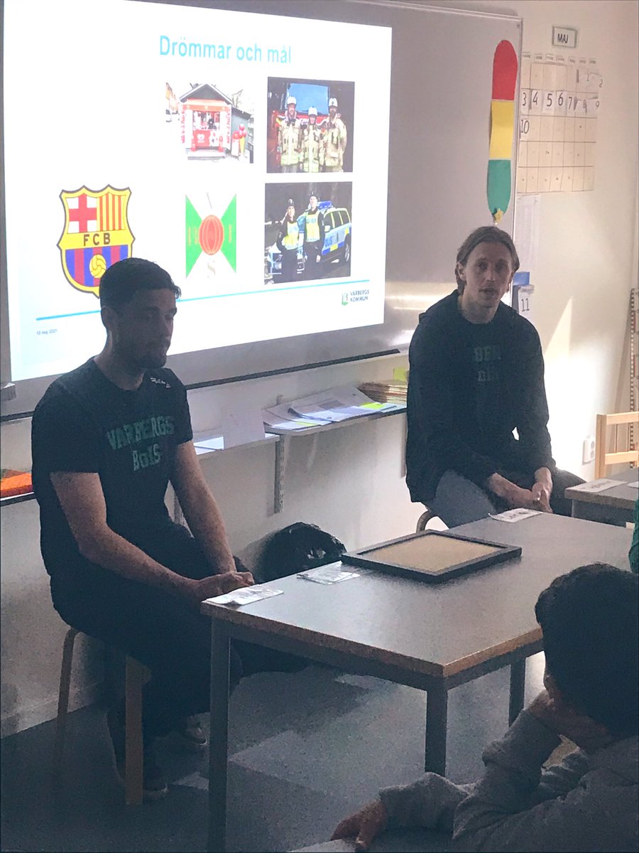 #LäsandeFörebilder på plats i ännu en skola. Robin Tranberg och Joakim Lidner från <a href="/VarbergsBoISFC/">Varbergs BoIS FC</a> träffade femtio ”tvåor” och läste högt ur boken Åskan av Ulf Stark. Spelarna svarade på elevers frågor om jobb och utbildning samt berättade om livet som fotbollsproffs. ⚽️📚