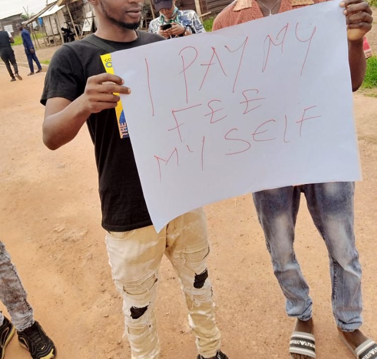 Oladasilva12's tweet photo. I chose a federal school so that my school fees won't affect my siblings fees but my school says no, that I have to pay as if I'm in a private institution....... E Sanu awon obi mi oooo
#SayNoToACEHikeInSchoolFees https://t.co/QY8BPF8nay