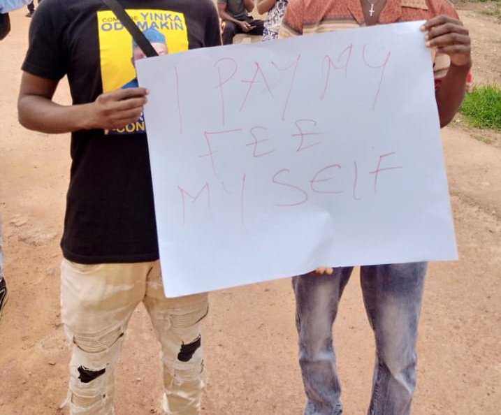 Oladasilva12's tweet photo. I chose a federal school so that my school fees won't affect my siblings fees but my school says no, that I have to pay as if I'm in a private institution....... E Sanu awon obi mi oooo
#SayNoToACEHikeInSchoolFees https://t.co/QY8BPF8nay