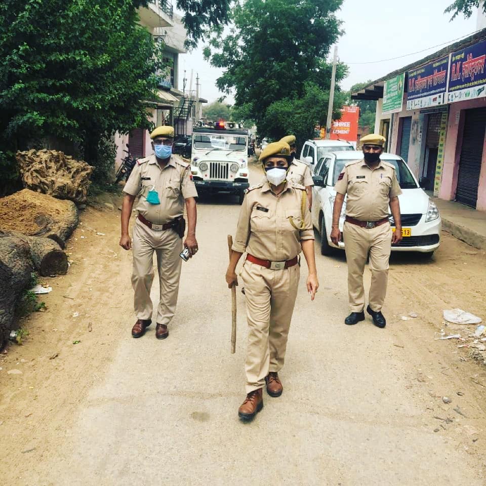 Bhiwadipolice's tweet photo. #BhiwadiPolice
#Stay_🏡

• राज्य सरकार के आदेशानुसार चलाए जा रहे #रेड अलर्ट जन-अनुशासन पखवाड़े के दौरान #भिवाड़ी_पुलिस द्वारा #COVID-19 की रोकथाम हेतु जिला पुलिस के सभी थानाधिकारियो द्वारा गश्त,वाहन चेकिंग व फ्लैग मार्च कर कोविड-19 गाइडलाइंस की पालना कराई जा रही है। https://t.co/QUT7w7dw1p
