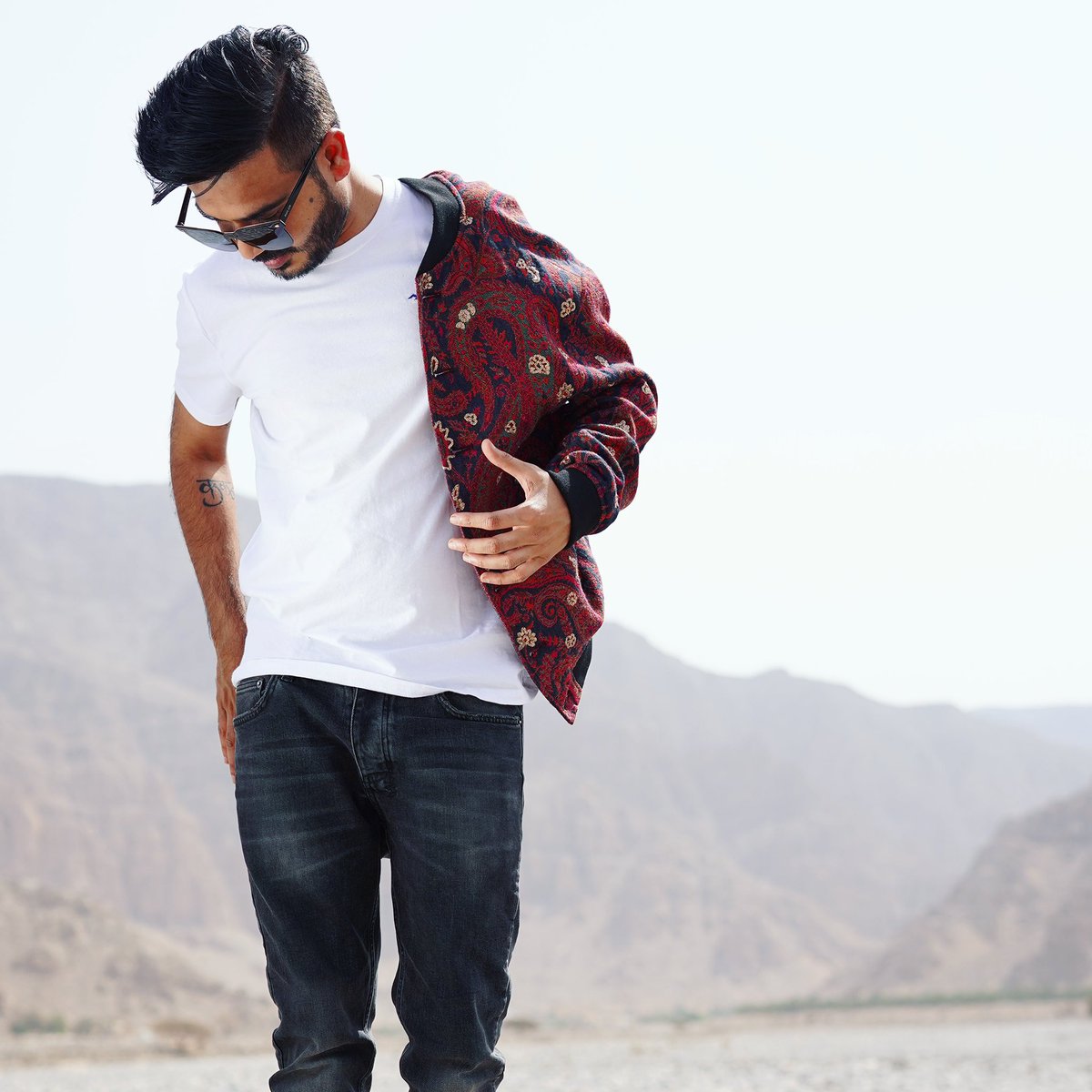 mulkrajg's tweet photo. Being well-dressed is my kind of happiness.

#mulkrajkaffir #mensfashion #travelphotography #travelblogger #musician #accordionist #uae #rak #jabaljais https://t.co/jHfPIko5Sh