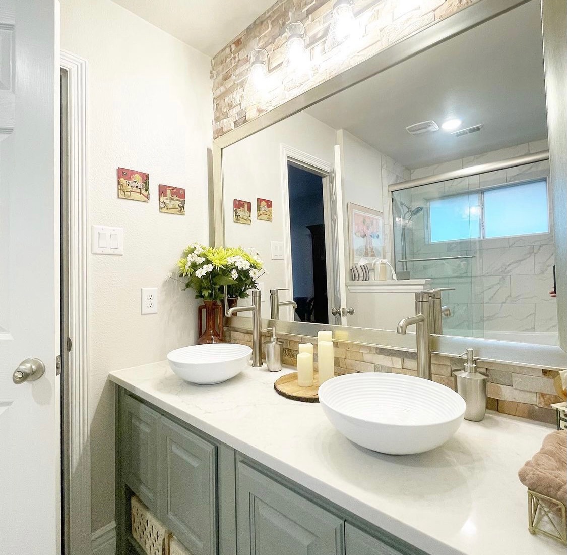 FactoryMidwest's tweet image. Bathroom on fleek!! The cabinet combination with a beautiful white countertop! We are here to help with all your design needs ❤️👌