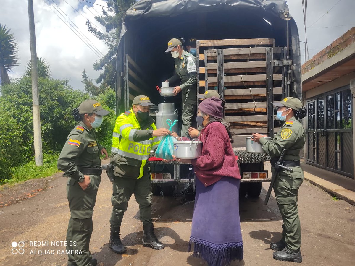 PoliciaNarino's tweet photo. Nuestro grupo de #Prevencion y #GINAD gracias a la donación de los ganaderos, entregaron a la comunidad de #Tuquerres 1200 litros de leche y 10 bultos de papa, los cuales se destinaron a las familias más vulnerables de este municipio. https://t.co/GkN2me5QHB