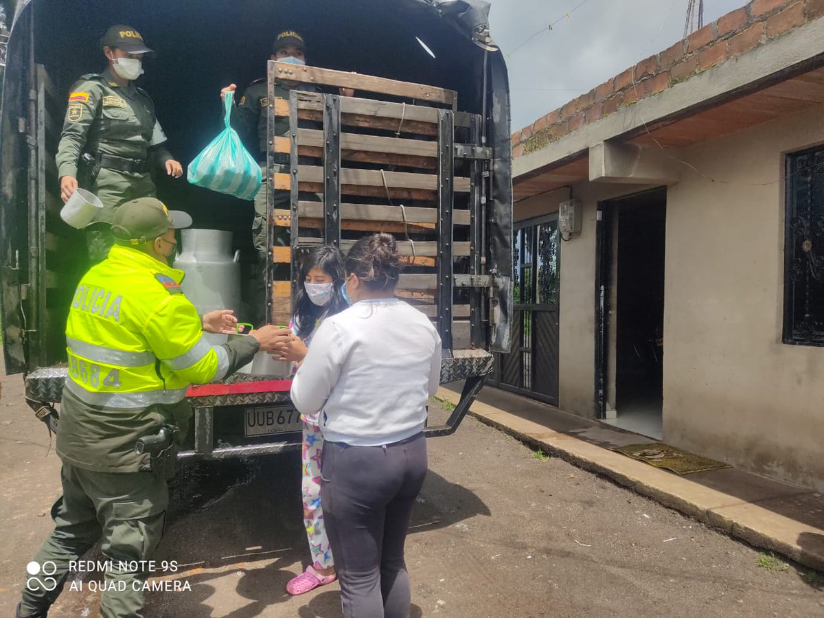PoliciaNarino's tweet photo. Nuestro grupo de #Prevencion y #GINAD gracias a la donación de los ganaderos, entregaron a la comunidad de #Tuquerres 1200 litros de leche y 10 bultos de papa, los cuales se destinaron a las familias más vulnerables de este municipio. https://t.co/GkN2me5QHB