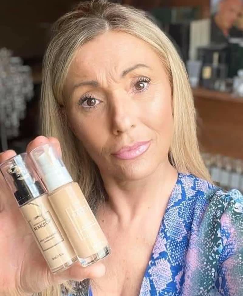 I love our foundations the coverage is just simply amazing it's so lightweight you don't even feel like your wearing it 🥰 2 different foundations to choose from ideal cover if you work out a lot and get sweaty and then there's the blur effect 🤩 #makeup #mineralmakeup