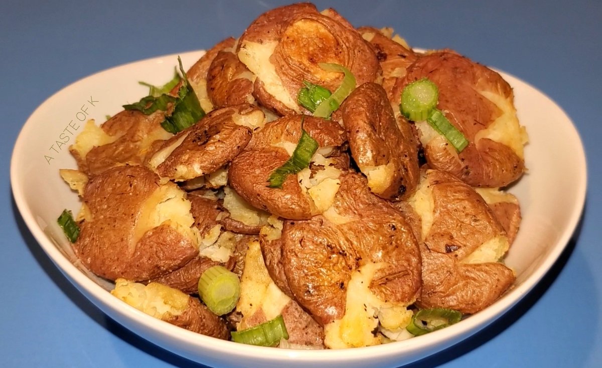 tasteofk_'s tweet photo. SMASHED ROASTED RED BABY POTATOES here's a twist on some potatoes (mashed and roasted blended into one) 

https://t.co/7wx2rd5ypJ

#atasteofk #youtube #cookingvideos #smashedpotatoes #seasoned #letseat #subscribe https://t.co/8l1VbAmphN