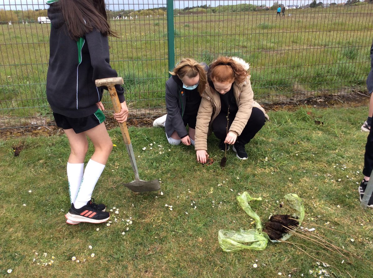 greenbankhs's tweet photo. Come rain or shine Year 7 will be planting trees within our school grounds which have been generously donated #treeplanting #benefitsoftrees https://t.co/2ACdDGypsF
