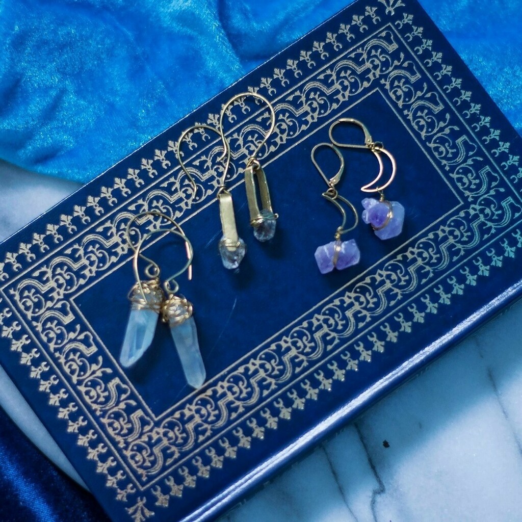 Your golden tones selection ⭐💙
Find all these earrings in Golden tone jewelry section in my shop. All links in bio ⬆️
.
#moonphases #moonobsession #celestialjewelry #brass #goldenmoon #handmadeearrings #celestialaccessories #celestialwedding #spacethemedparty #celestialgift …