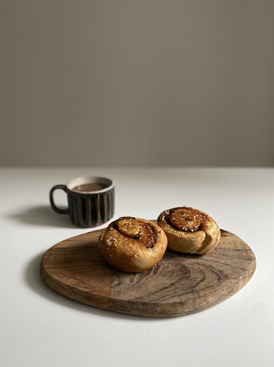 mapooo_t's tweet image. IKEAのシナモンロールって100円なのに、めっちゃおいしいよね。。家で温め直して食べるとなお一層おいしい。冷凍シナモンロールも6個入り550円で売ってるし、おうちカフェを楽しみたい今の時期にもってこい。ちなみにカッティングボードもIKEA。