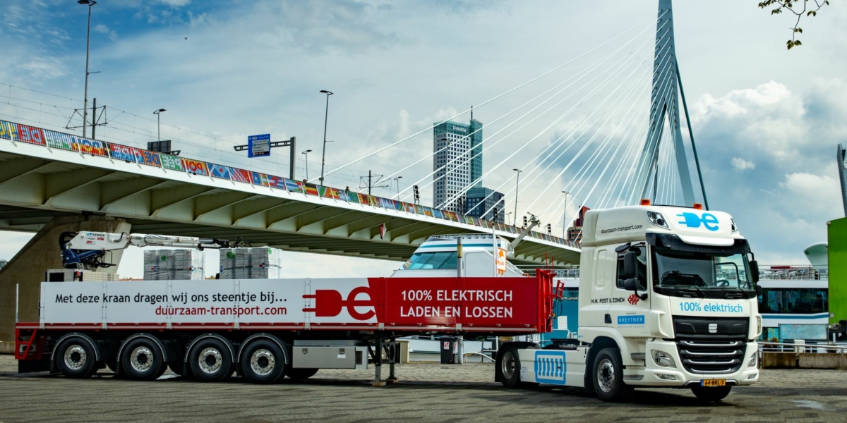 De eerste 50 tons zware elektrische trekker-oplegger combinatie rijdt vanaf vandaag in Nederland. Het mag een doorbraak heten want deze zware vrachtwagen kan zich met een actieradius van 150 kilometer meten met een vergelijkbare dieseltrekker. 

➡️tln.nl/nieuws/eerste-…