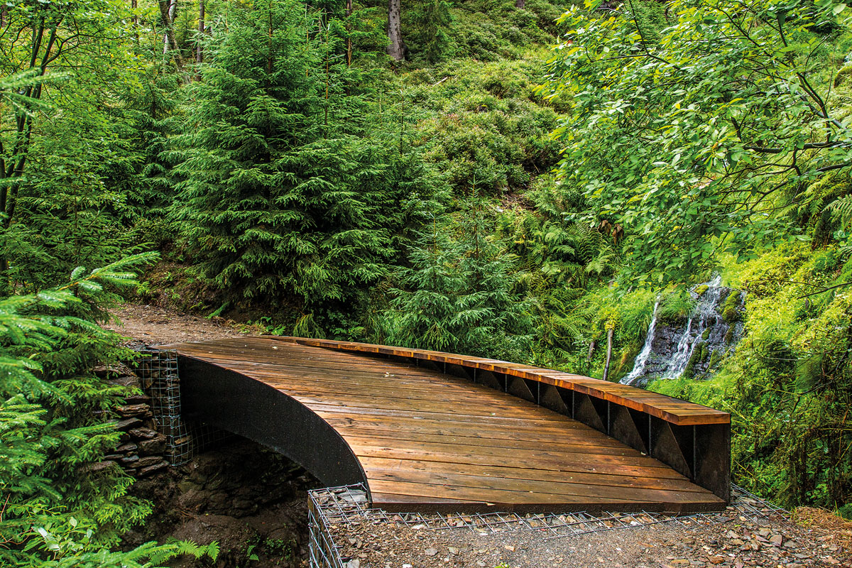 KRNAP1's tweet image. O nových lávkách (celkem je jich 5) na krkonošských stezkách z dílny studentů Fakulty architektury ČVUT si můžete přečist v květnovém čísle našeho #casopisKrkonoseJizerskeHory
Foto Kamila Antošová
#stezkyKrkonos