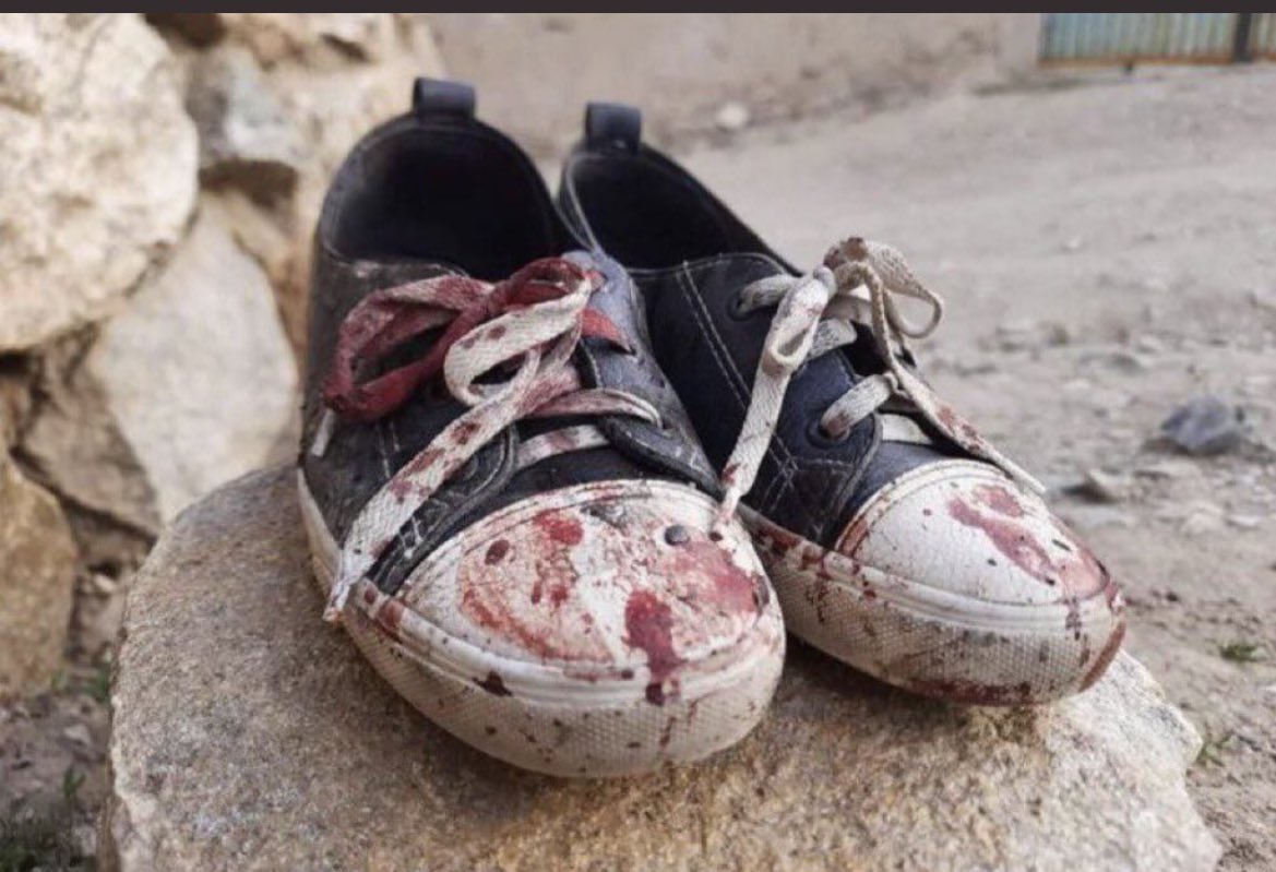 7amadQalam's tweet photo. تفجيرات بمدرسة للفتيات في افغانستان 
ضحيتها ٦٠ شهيدة  💔
أيها العالم البشع  #لا_تقتلوا_الصغار !
Stop killing children 
#تفجير_كابول 
#KabulSchoolAttack https://t.co/BHYunArZUO