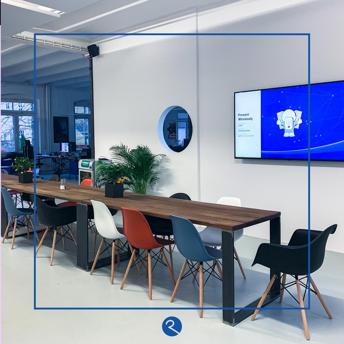 risscsolutions's tweet image. Egal ob Meeting, Mittagessen oder nach Feierabend – unsere lange »Tafel« ist einer der wichtigsten Dreh- und Angelpunkte in unseren Räumen. Wir können es nicht erwarten, uns dort auch wieder alle gemeinsam zu treffen! #rissc #risscbase #insights #risscsolutions #büro #style