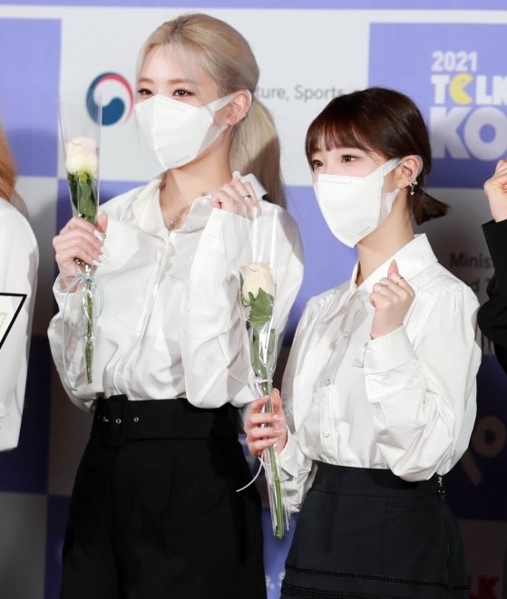 yeojinthinker's tweet photo. now why is she so small https://t.co/b8MbnkgpYV