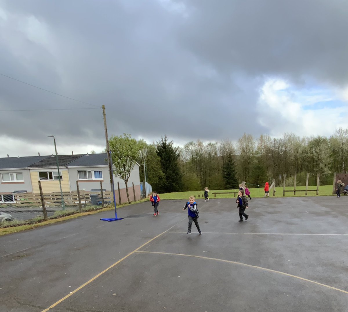 RyfMelyn21's tweet photo. Doing @_thedailymile also helps keep our brains healthy and happy so we can #BestTheYou and #BeArainbow #RyfArticle6 @rhosyfedwen #HealthyHarri #RyfWellbeing ππ»ββοΈ πββοΈ https://t.co/LLdt0m6zRx