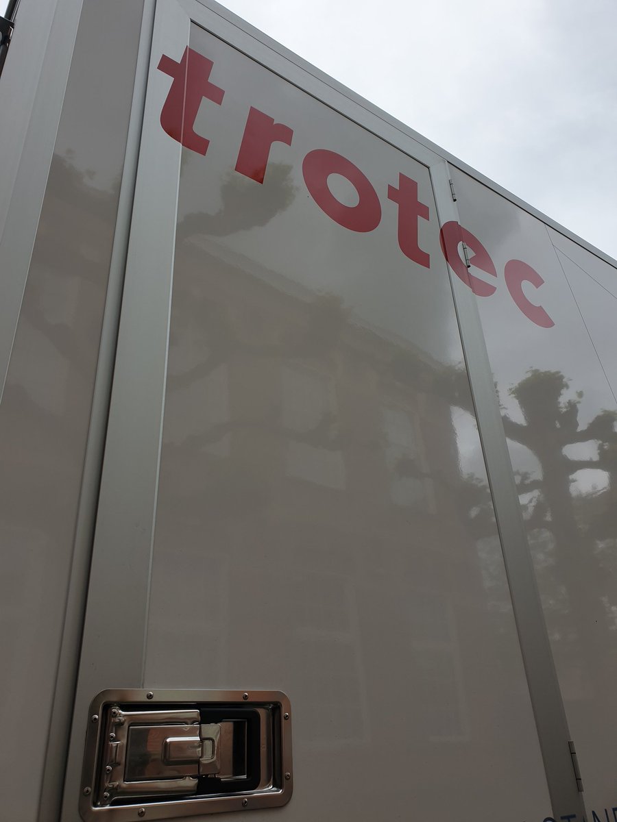 #HetMonsterKomtEraan! Dankzij sponsors, <a href="/TrotecLaserBV/">Trotec Laser BV</a> en de mega-inzet van onze #Meesters @ReinierSnel <a href="/FranckNotten/">Franck Notten</a> <a href="/FrankvdV4/">Frank van de Vooren</a> e.v.a. is het Monster binnen!!!

Wow. Samen organiseren we zelf ons #techniek #onderwijs! 

#lasercutter 2theMax!
#makerspace #maandag